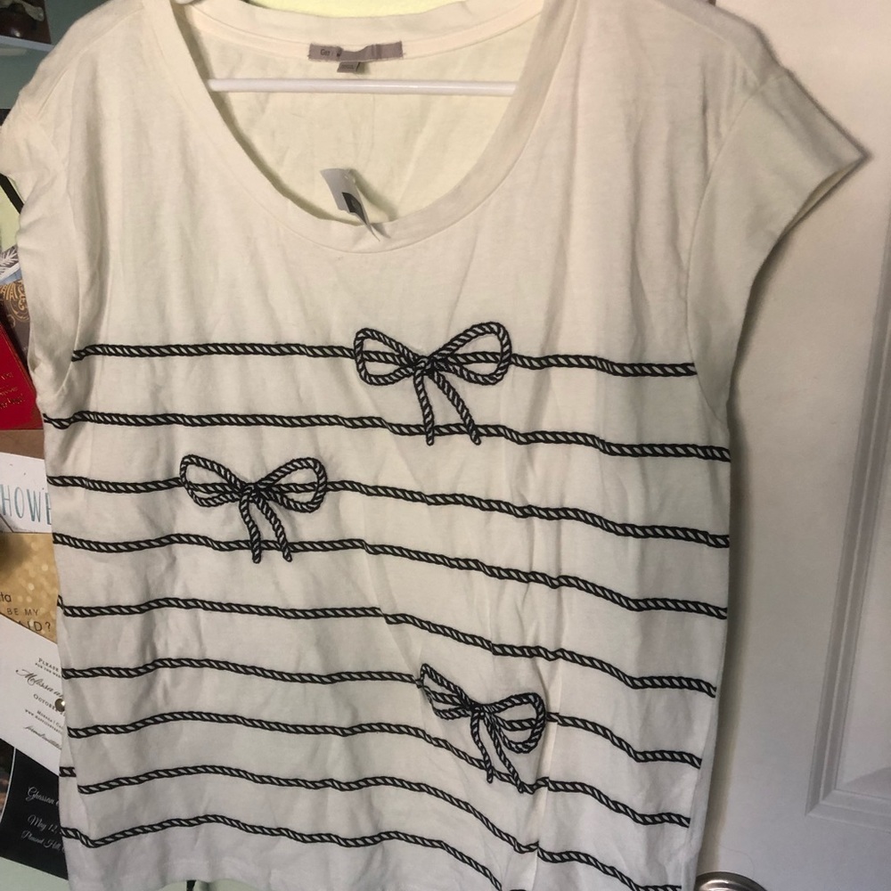 Brand new Gap t shirt. White with navy details.